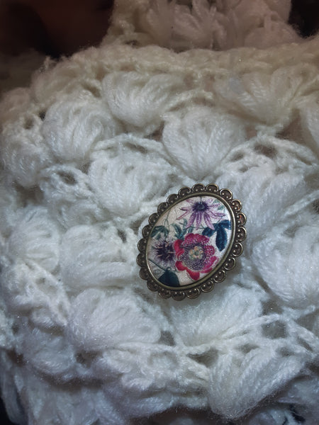 Broche de mujer con motivos florales orientales